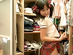 Lascivious idol is displaying her juice snatch