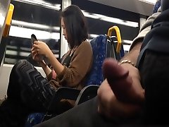 Flash asiatische Mädchen auf dem Zug