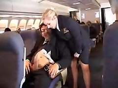 американская стюардесса мастурбирует-часть 1
