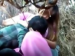 Thai ragazza masturbazione cespugli