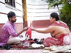 Desi Brassiere and G-string Salesman Bade Bade Dudhwali Gao ki Chhori Ko Hooter-sling ke badale Chod Diya Maje Lekar ( Hindi Audio )