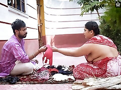 Desi Brassiere and G-string Salesman Bade Bade Dudhwali Gao ki Chhori Ko Hooter-sling ke badale Chod Diya Maje Lekar ( Hindi Audio )