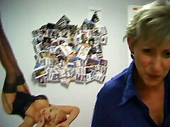 Alte Milf im Buero gefickt