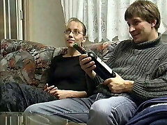 pareja joven en los años 90 follada en el sofá