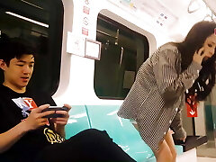 une ado asiatique aux gros seins se fait baiser par un inconnu dans un train public
