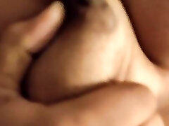 真正的印度德西女孩自我masterbating美丽的胸部按硬和指法在猫在夏天 真正的印度德西女孩自我masterbating美丽的胸部按硬和指法在猫在夏天