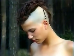 chuda i wysoka dziewczyna punk z dwoma napalonymi mężczyznami w lesie