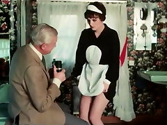 grand-père se branle sur la bonne elle le suce 