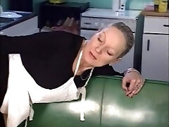 młodszy stud fucks dwóch staruszek w dupę