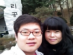 dilettante coreano coppia scopa in classico missionario posizione su macchina fotografica
