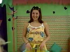 Zwei teenager und eine junge Männer in harten Aktion Zwei teenager und eine junge Männer in harten Aktion