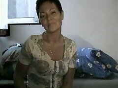 Kurzhaarige kommt das erste mal durch einen dildo Kurzhaarige kommt das erste mal durch einen dildo