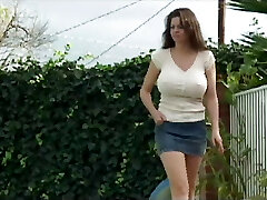 cette milf toujours excitée séduit un mec avec une grosse bite dure et cette milf toujours excitée séduit un mec avec une grosse bite dure et