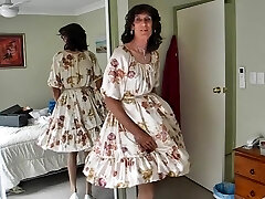 transwestyta michelle bawić się w kwiat sukienka