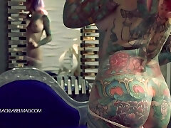 tatuato bellezza strisce nudo tatuato bellezza strisce nudo