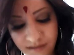 Indian Desi mit Big Tits Saugt und fickt Riesigen Schwanz