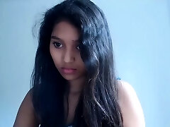 indiano desi teen in occhiali fontana su webcam