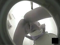 Office girl masturbiert in WC