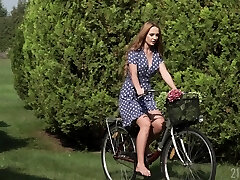 russo zenzero babe kaisa nord sta facendo l'amore in giardino con il suo nuovo fidanzato