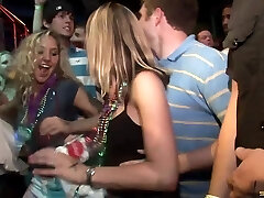 partito ragazze danza e lampeggiante loro tette eroticamente