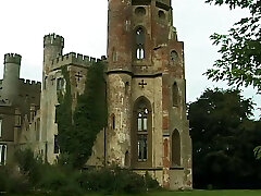 freundin bei der burgbesichtigung im verlassenen zimmer umgebracht