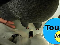 l'uomo sconosciuto ha bloccato la mia sorellastra sul muro del treno e ha macinato il suo cazzo sul suo culo sui vestiti