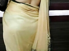 estoy completamente desnuda. me quité el sari durante el baile me sentí muy caliente y cachonda