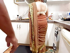 रसोई घर में भारतीय जोड़ी रोमांस - साड़ी सेक्स-साड़ी ऊपर उठा लिया, गधा स्तन प्रेस