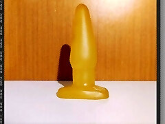 ligia cyberslut, versión látex, juega con su tapón anal de gelatina amarilla