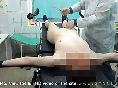 nettes mädchen während einer prüfung durch einen gynäkologen