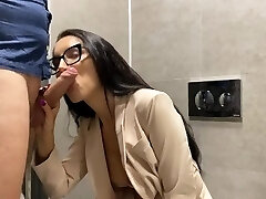 The boss fucked a lustful secretary in the toilet