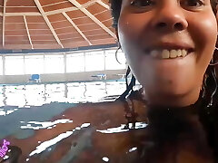 tetona amatoriale era troppo caldo per essere scopata in piscina