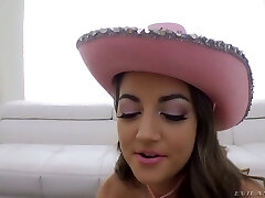 una donna con cappello rosa e lingerie lily adams prende un grosso tubo in gola profonda e figa bagnata