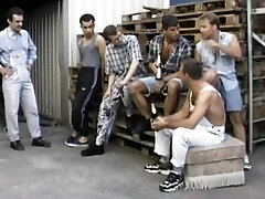 Una gangbang caldo per due gilfs Una gangbang caldo per due gilfs