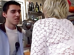 un vecchio tedesco nonna ottiene il suo stretto fori fracassato