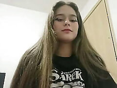 recibo una deliciosa mamada de la cachonda de mi hermanastra (parte 1)