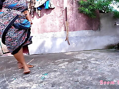 Indian Bhabhi standing Urinate Indian Bhabhi standing Urinate