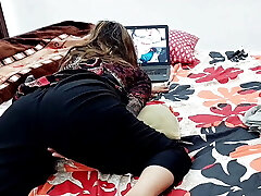 indisches college-mädchen hat einen orgasmus, während es sich ihren eigenen desi-pornofilm auf dem laptop ansieht