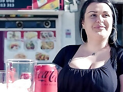 anni dopo... sandra & #039;s indietro, e lei ha ancora quelle tette enormi!