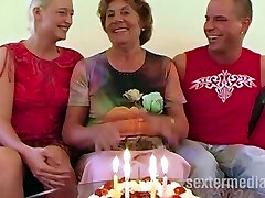 Paar hat Hump mit reifer Omafotze