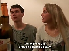 Gangbang de folie avec une belle salope et sa copine timide