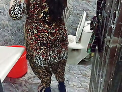 घर नौकरानी गड़बड़ बाथरूम में, कुत्ते शैली के साथ हिंदी ऑडियो