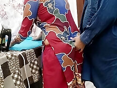 desi pakistani beautifull cameriera scopata sul tavolo di ferro