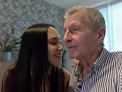 sexy teen deepthroat blasen und schlucken zum opa sexy teen deepthroat blasen und schlucken zum opa