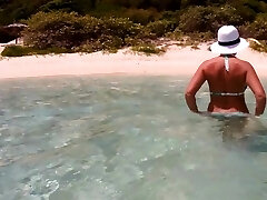 donna matura di esporre la sua figa pelosa sott'acqua