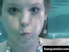 sunny lane suce une bite sous l'eau!