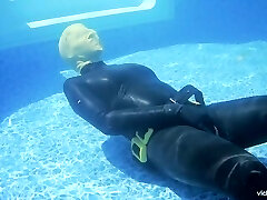 पानी के नीचे लेटेक्स सांसों की लड़ाई सांस हुड: पूल हस्तमैथुन