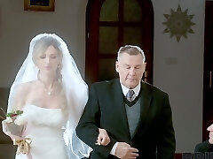 novia recién casada olivia sparkle da la cabeza y se la follan