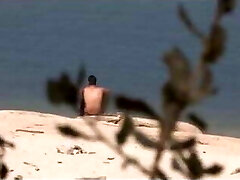 un étranger tombe pour jotade & #039;s grosse bite à la plage nudiste