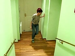 Hombre en uniforme chupaba y follada en el lascivo voyeur hecho en casa video